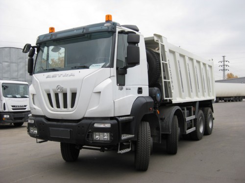 Самосвалы IVECO ASTRA на складе дилера